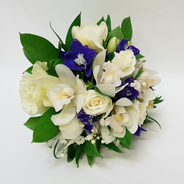 Small classic wedding posy